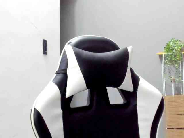 LaraCat1