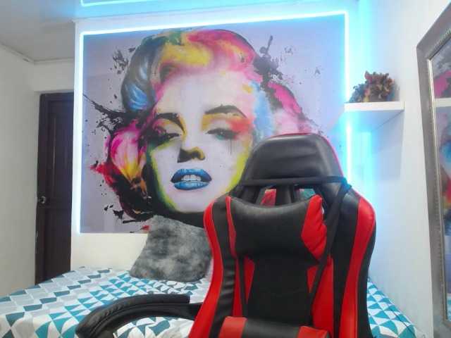 nicol-ross19's BongaCams show and profile