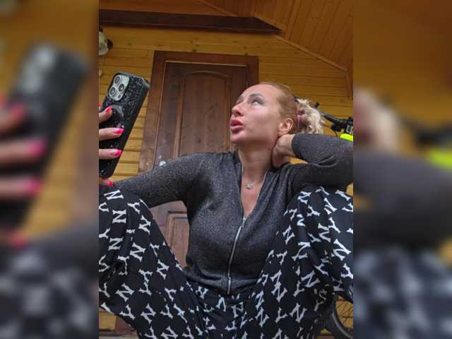 Valeriah live cam on BongaCams