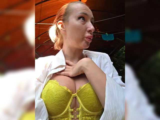 Valeriah live cam on BongaCams