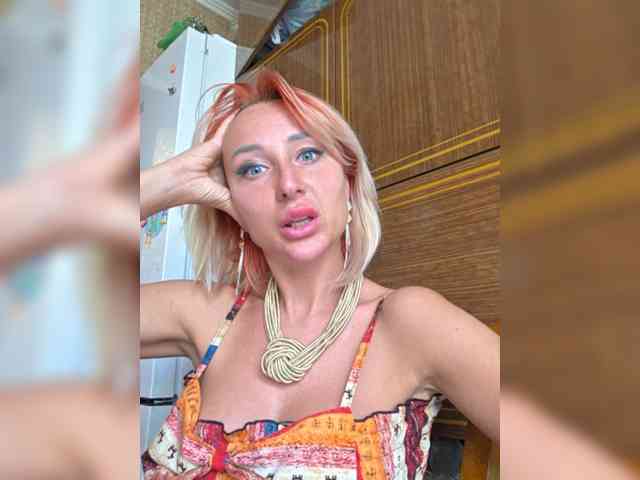 Ten model jest teraz na żywo. Valeriah