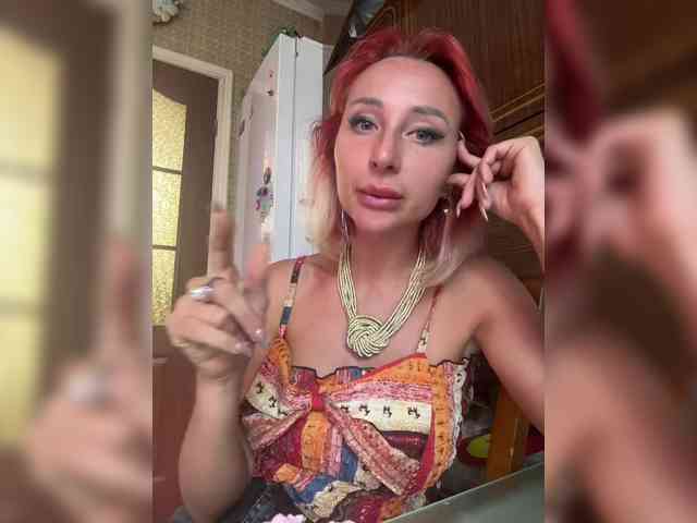 Questo modello è in diretta ora. Valeriah