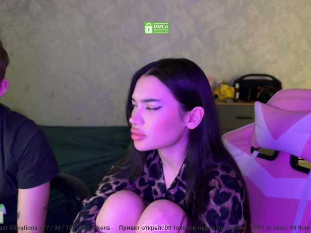 le modèle CoupleOnFire est en webcam porno dans un show sur le site bongacams, il possède les tags suivants: Latino/Hispanic,Brunette,Shaved
