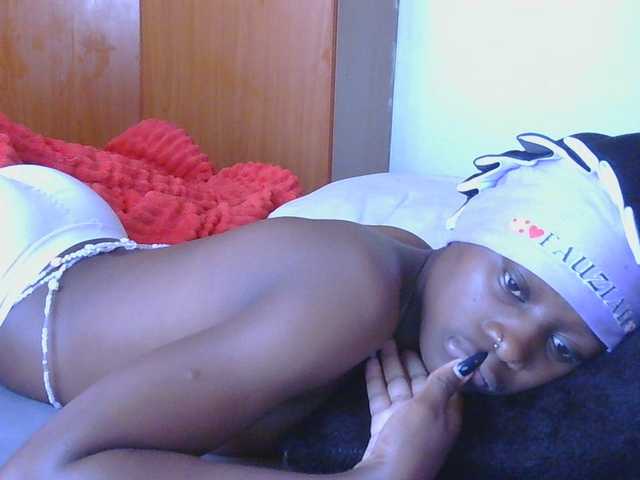 Melaninqueen19 live cam on BongaCams