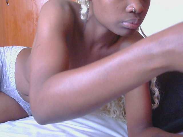 Melaninqueen19 live cam on BongaCams