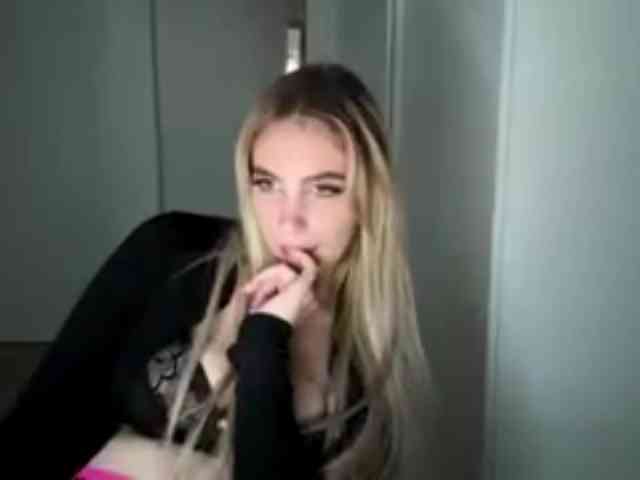 LilyHot webcam