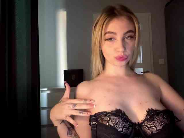 LilyHot webcam