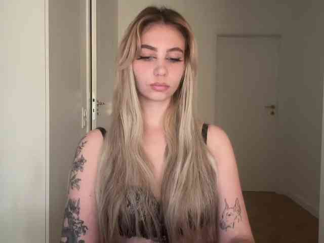 LilyHot webcam