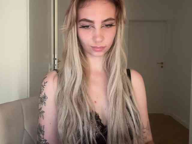 LilyHot webcam