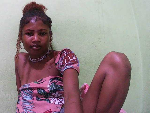 le modèle Sylvia6 est en webcam porno dans un show sur le site bongacams, il possède les tags suivants: Ebony,Redhead,Shaved