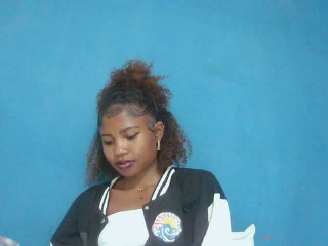 Sylvia6 est une amatrice française aimant les jetons/tokens et vous faisant jouir pendant son show coquin sur BongaCams. Découvrez ses tags uniques : Ebony,Blonde,Shaved,