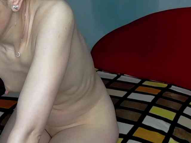 Este modelo está en vivo ahora. brunettedaisy
