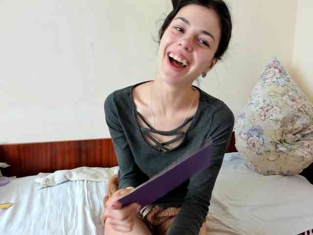 Honeykrisspussy webcam