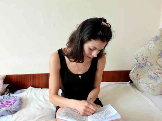 Honeykrisspussy's cam show statistics and live stream