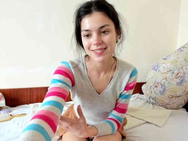 This model is live right now. Honeykrisspussy