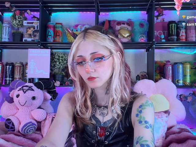 le modèle Devil-Baby est en webcam porno dans un show sur le site bongacams, il possède les tags suivants: White/Caucasian,Blonde,Shaved