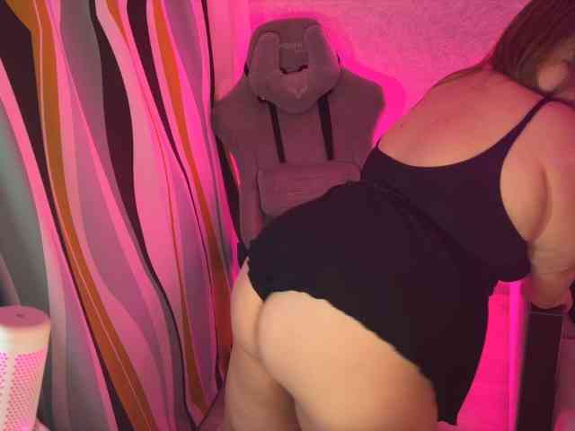 LovelyEmily webcam