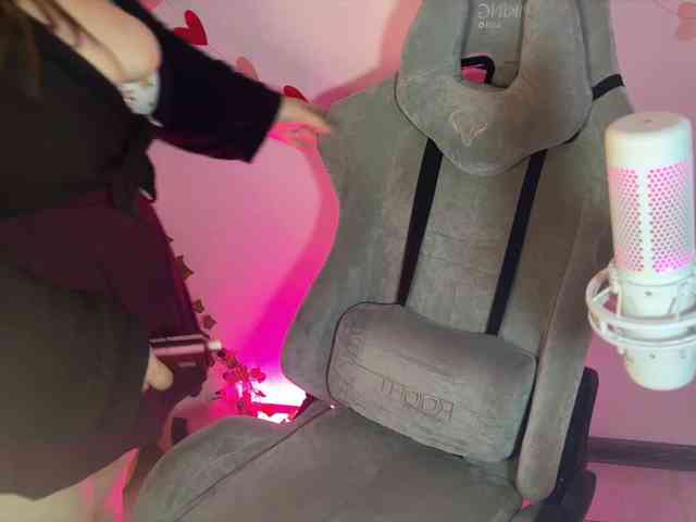 LovelyEmily webcam
