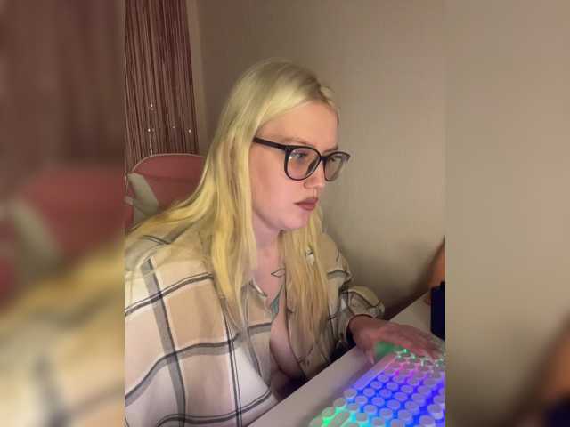 DollVice, live now on BongaCams