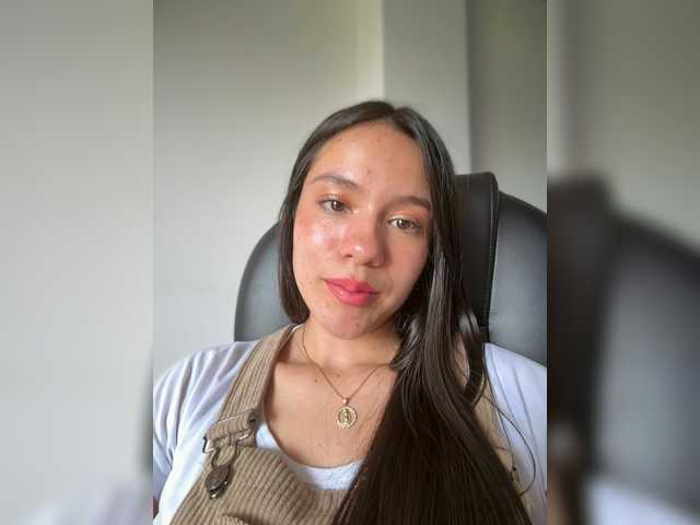 Charlotte-1 live cam on BongaCams