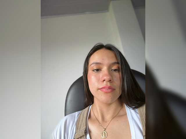 Charlotte-1 live cam on BongaCams
