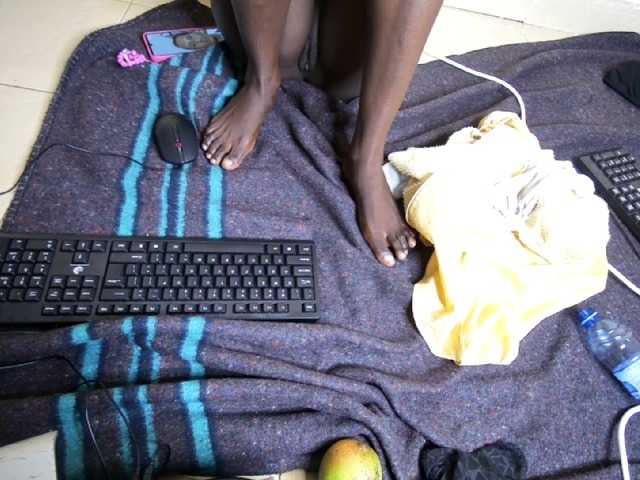 le modèle Pretty1231a est en webcam porno dans un show sur le site bongacams, il possède les tags suivants: Ebony,Brunette,Shaved