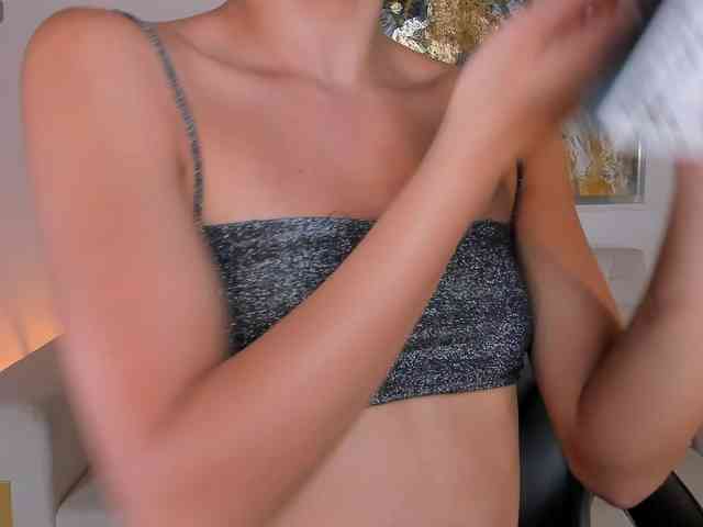 Model: KayraLanne