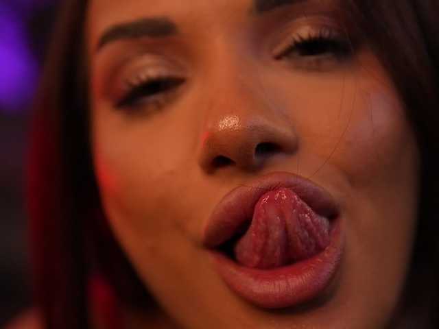 NaughtyyChloe webcam