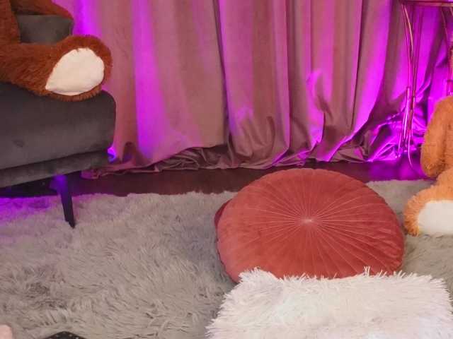 le modèle ZariaaVera est en webcam porno dans un show sur le site bongacams, il possède les tags suivants: White/Caucasian,Brunette,Shaved