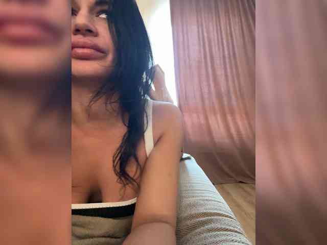 โมเดลนี้กำลังถ่ายทอดสดอยู่. NotBellucci