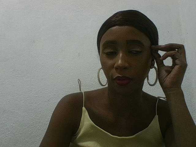 le modèle zelioness est en webcam porno dans un show sur le site bongacams, il possède les tags suivants: Ebony,Brunette,Hairy