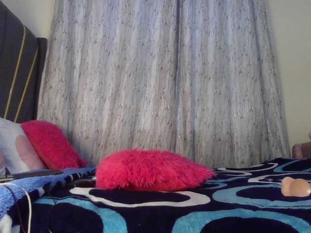 Fl0werssxoxo's BongaCams show and profile