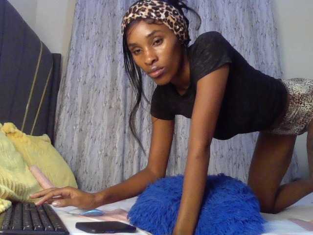 Fl0werssxoxo live cam on BongaCams