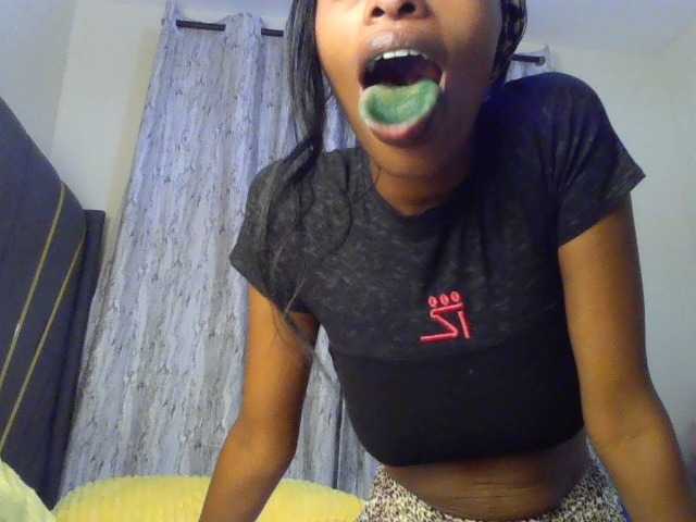Fl0werssxoxo live cam on BongaCams