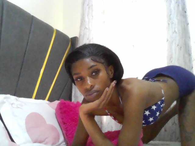 Fl0werssxoxo's BongaCams show and profile