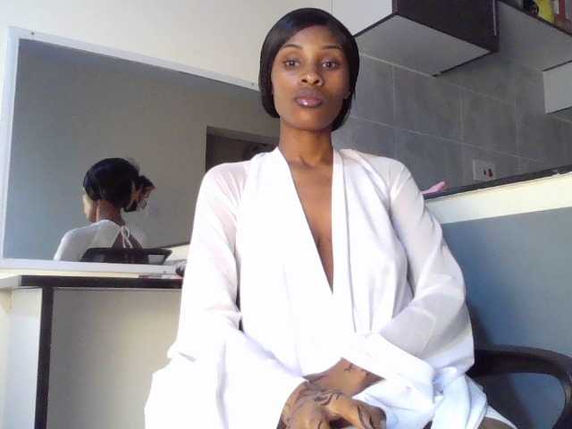 Fl0werssxoxo live cam on BongaCams