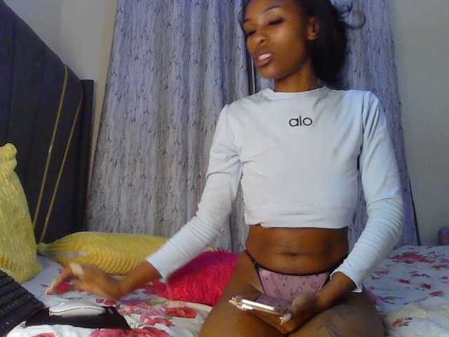 Fl0werssxoxo live cam on BongaCams