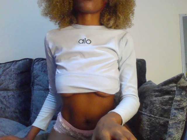 Fl0werssxoxo live cam on BongaCams