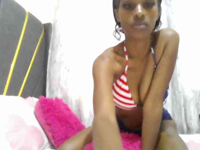 Fl0werssxoxo Live Webcam on BongaCams