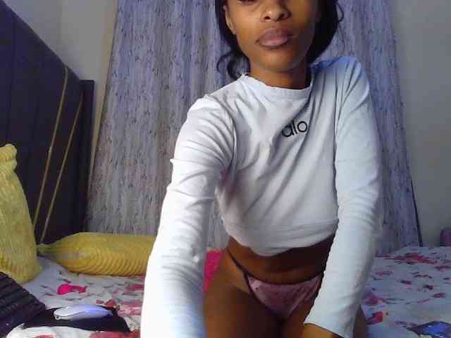 Fl0werssxoxo Live Webcam on BongaCams