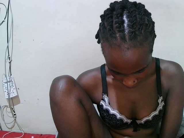 le modèle pritty-amber est en webcam porno dans un show sur le site bongacams, il possède les tags suivants: Ebony,Brunette,Trimmed