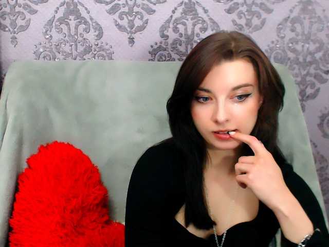 VirginLuna live cam preview