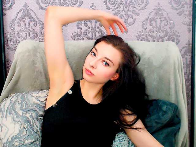 VirginLuna live cam on BongaCams