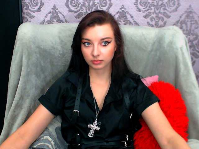 le modèle VirginLuna est en webcam porno dans un show sur le site bongacams, il possède les tags suivants: White/Caucasian,Brunette,Shaved