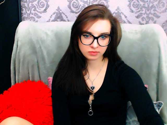 VirginLuna, en directo ahora en BongaCams
