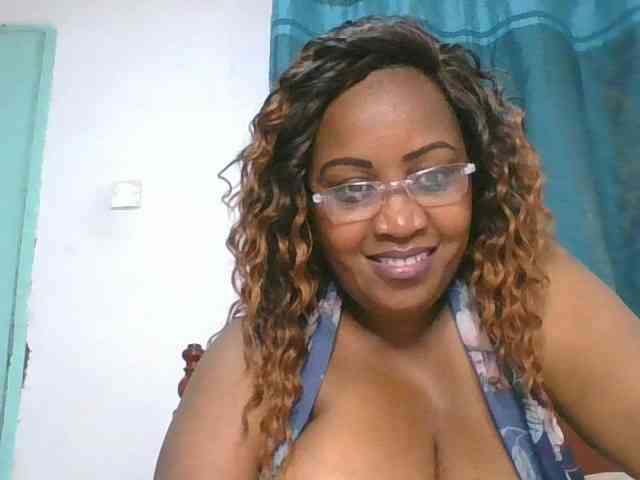 Model: peacekhloe
