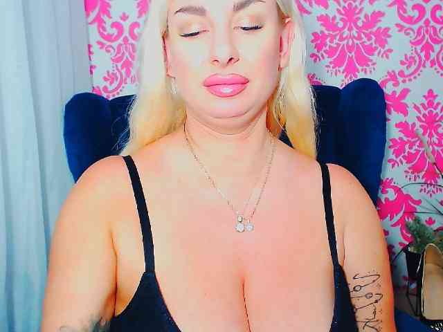 Model: BlondAna