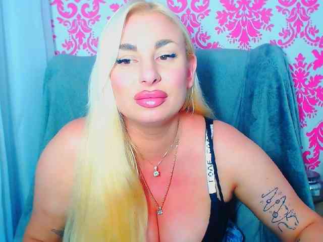 Model: BlondAna