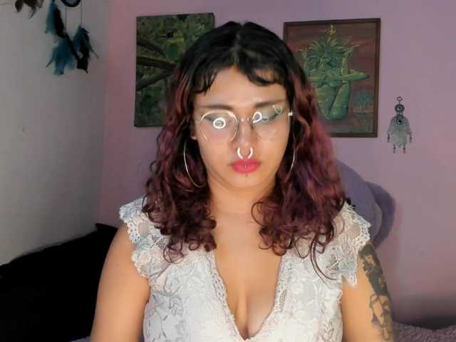 Maddyjhonsson live cam on BongaCams