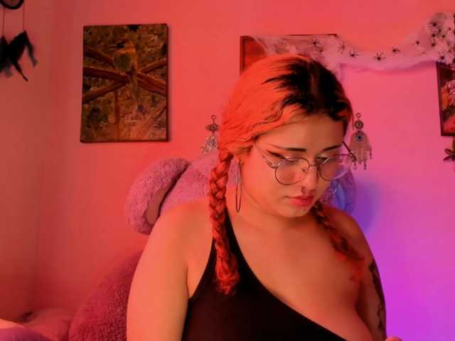 Maddyjhonsson live cam on BongaCams